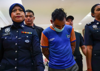 M. D. Sebastian dibawa anggota polis berhubung kes amang seksual dan liwat melibatkan kanak-kanak berumur 11 tahun di Kompleks Mahkamah Kuala Lumpur, di sini. - UTUSAN/SADDAM YUSOFF