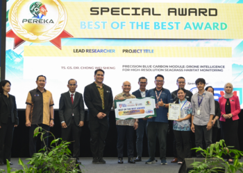 – Inovasi karbon biru UMS dinobatkan sebagai penerima Anugerah Best
of The Best bagi Pertandingan Reka Cipta (PEREKA) bersempena kemuncak Borneo
Festival of Ideas (BFOI) 2026.