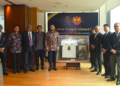 DULI Yang Teramat Mulia Tengku Amir Shah Ibni Sultan Sharafuddin Idris Shah Al-Haj, Raja Muda Selangor, bersama wakil daripada Provident Group dan Selangor FC, bertukar-tukar cenderamata sempena pembaharuan kerjasama strategik bagi musim kedua berturut-turut.