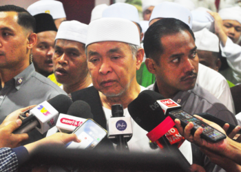 AHMAD Zahid Hamidi mengadakan sidang media selepas menghadiri Majlis Melaka Bermunajat di Masjid Salmah Kamis, Durian Daun, Masjid Tanah malam ini. UTUSAN/AMRAN MULUP