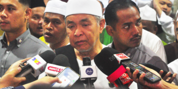 AHMAD Zahid Hamidi mengadakan sidang media selepas menghadiri Majlis Melaka Bermunajat di Masjid Salmah Kamis, Durian Daun, Masjid Tanah malam ini. UTUSAN/AMRAN MULUP