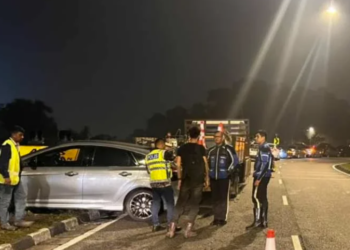 PEKERJA penyelenggaraan maut manakala rakannya parah selepas dirempuh sebuah kereta yang dipandu lelaki dipercayai berada di bawah pengaruh alkohol di Lebuhraya Sultan Iskandar, di sini pagi tadi.