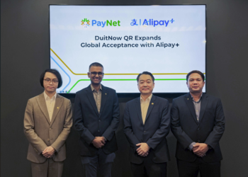 PENGURUS Besar Alipay+ bagi Asia Tenggara, Australia, New Zealand dan Asia Selatan, Ant International, Michael Guo serta Praveen Rajan (dua dari kiri) dan Ketua Pegawai Komersial PayNet, Azrul Fakhzan B. Mainor (hujung sekali).