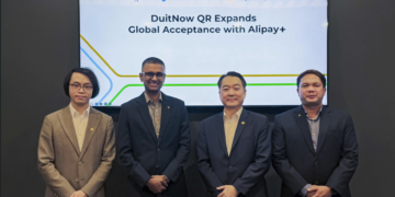 PENGURUS Besar Alipay+ bagi Asia Tenggara, Australia, New Zealand dan Asia Selatan, Ant International, Michael Guo serta Praveen Rajan (dua dari kiri) dan Ketua Pegawai Komersial PayNet, Azrul Fakhzan B. Mainor (hujung sekali).
