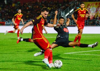 TENDANGAN Pemain Selangor, Markillos Peter cuba dihadang pemain Star City, Rafael Vitor pada perlawanan suku akhir kedua Piala FA 2025/2026 di Stadium Majlis Bandaraya Petaling Jaya, di sini hari ini. -UTUSAN/SHIDDIEQIIN ZON