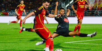 TENDANGAN Pemain Selangor, Markillos Peter cuba dihadang pemain Star City, Rafael Vitor pada perlawanan suku akhir kedua Piala FA 2025/2026 di Stadium Majlis Bandaraya Petaling Jaya, di sini hari ini. -UTUSAN/SHIDDIEQIIN ZON