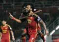 Penyerang Selangor FC, Chrigo Moraes diraikan rakan sepasukan selepas menjaringkan gol dalam aksi Liga Super menentang Penang FC di Stadium Majlis Bandaraya Petaling Jaya (MBPJ), kelmarin. - IHSAN SELANGOR FC
