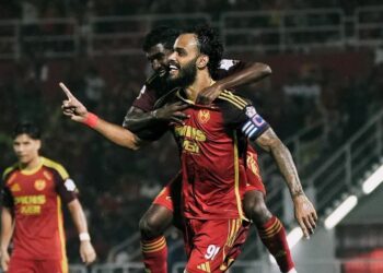 Penyerang Selangor FC, Chrigo Moraes diraikan rakan sepasukan selepas menjaringkan gol dalam aksi Liga Super menentang Penang FC di Stadium Majlis Bandaraya Petaling Jaya (MBPJ), kelmarin. - IHSAN SELANGOR FC