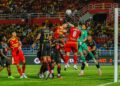 Penjaga gol Star City, Muhammad Farhan Abdul Majid menumbuk bola keluar bola dari kawasan bahaya dalam aksi suku akhir kedua Piala FA menentang Selangor FC di Stadium Majlis Bandaraya Petaling Jaya, kelmarin. - UTUSAN/SHIDDIEQIIN ZON