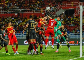 Penjaga gol Star City, Muhammad Farhan Abdul Majid menumbuk bola keluar bola dari kawasan bahaya dalam aksi suku akhir kedua Piala FA menentang Selangor FC di Stadium Majlis Bandaraya Petaling Jaya, kelmarin. - UTUSAN/SHIDDIEQIIN ZON