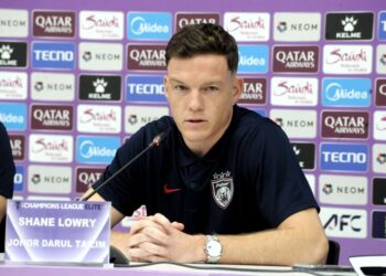 Persatuan Bolasepak Malaysia (FAM) hanya menunggu kata putus Persekutuan Bolasepak Antarabangsa (FIFA) membenarkan Shane Lowry mewakili Harimau Malaya. - UTUSAN/RAJA JAAFAR ALI