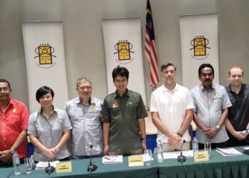 TUNKU Zain Al-‘Abidin Tuanku Muhriz (tengah) dilantik selaku Presiden SRAM yang baharu, manakala, Sharon Wee (dua dari kiri) dan Azlan Iskandar (tiga dari kanan) mengekalkan jawatan sebagai Naib Presiden serta Timbalan Presiden pada AGM di Kuala Lumpur, semalam. - UTUSAN/AIZAWATI AHMAD
