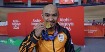JAGUH berbasikal trek negara Datuk Mohd Azizulhasni Awang meraih pingat emas kelapan Malaysia selepas memenangi final acara Keirin lelaki pada Sukan Asia Aichi-Nagoya 2026 di Izu Velodrome semalam. - BERNAMA