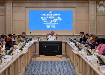 ANWAR Ibrahim ketika memberikan taklimat mengenai Belanjawan 2027 kepada editor media di Putrajaya, semalam.-FB ANWAR IBRAHIM