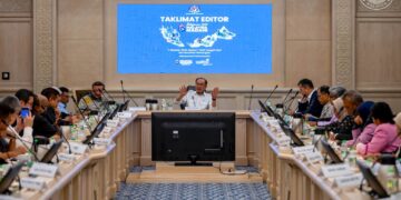 ANWAR Ibrahim ketika memberikan taklimat mengenai Belanjawan 2027 kepada editor media di Putrajaya, semalam.-FB ANWAR IBRAHIM