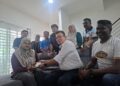 SHUHAIMI Mohamed (tengah) menyampaikan sumbangan kewangan daripada Ahmad Zahid Hamidi ketika mengunjungi kediaman Zahratulhayat Mat Arif di Medan Klebang Harmoni 2, Chemor, Ipoh hari ini.