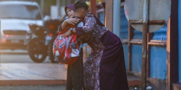 HULU TERENGGANU 2 Januari 2024 - Gelagat murid-murid bersama ibu dan bapa yang dirakam pada hari pertama sesi persekolahan penggal ketiga 2023/2024 di Sekolah Kebangsaan Tengku Ampuan Intan, hari ini.
Jabatan Pendidikan Negeri Terengganu (JPNT) memberi kelonggaran kepada pelajar yang terjejas akibat banjir untuk hadi ke sekolah dengan berpakaian biasa ketika sesi persekolahan bermula. -UTUSAN/PUQTRA HAIRRY