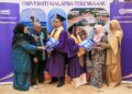 Muhammad Afham Saipulismi (tiga dari kiri) dan Nur Hanis Afiqah Adnan (tiga dari kanan) bersama ahli keluarga selepas Majlis Istiadat Konvokesyen UMT ke-24 di Dewan Sultan Mizan, Gong Badak, Kuala Nerus, Terengganu. – UTUSAN/PUQTRA HAIRRY