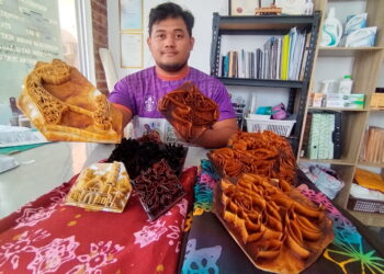 AHMAD Taqiuddin Muhammad menunjukkan blok batik yang dihasilkannya menggunakan kertas di Kampung Raja, Besut, Terengganu. – UTUSAN/WAN ZURATIKAH IFFAH WAN ZULKIFLI