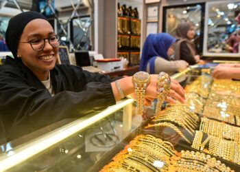 ORANG ramai khususnya wanita mengambil peluang membeli barang kemas ketika harga emas turun. 
– GAMBAR HIASAN
