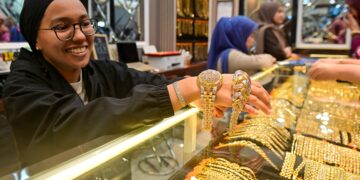 ORANG ramai khususnya wanita mengambil peluang membeli barang kemas ketika harga emas turun.
– GAMBAR HIASAN