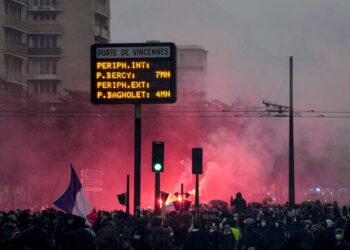 TUNJUK perasaan bantah kenaikan kos hidup diadakan di Paris semalam. - AFP