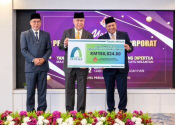 RUDY Rodzila Che Lamin (kanan) bersama Yang Dipertua MAIK merangkap Tengku Temenggong Kelantan, Tan Sri Tengku Mohamad Rizam Tengku Abdul Aziz (tengah) serta Timbalan Yang Dipertua MAIK, Datuk Mohd Anis Hussein semasa sesi penyerahan zakat perniagaan Takaful Ikhlas di MAIK.