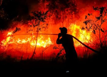 ANGGOTA bomba memadamkan kebakaran hutan di Kampung Sungai Rambutan, Sumatera. - AFP