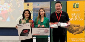 IXORA Ang (tengah) bersama Jac Ng (kanan) dan Serena Lim (kiri) semasa pelancaran Pre-Loved Market korporat pertama di Malaysia.