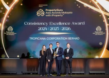 IXORA Ang (kiri) pada Anugerah Hartanah Asia PropertyGuru Malaysia bersama iProperty 2026 pada 2 Oktober lalu.