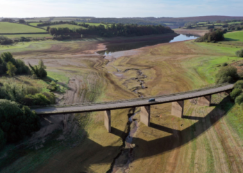 GELOMBANG haba ektrem menyebabkan empangan takungan Wimbleball di Exmoor, Somerset kini menampung air kurang daripada satu perempat kapasitinya.-AGENSI 