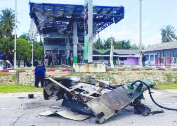 PENGEBOMAN sebuah stesen minyak di Daerah Tak Bai, Narathiwat, Thailand, Khamis lalu dipercayai mempunyai kaitan dengan tindak balas sindiket penyeludupan dadah rentas sempadan susulan rampasan 600 kilogram syabu. – IHSAN ISOC 4