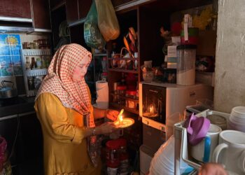 MAH Roni Che Kob memasang lilin untuk diletakkan di bahagian dapur akibat ketiadaan bekalan elektrik di  Projek Perumahan Rakyat (PPR)  Kota Bharu, Kelantan.