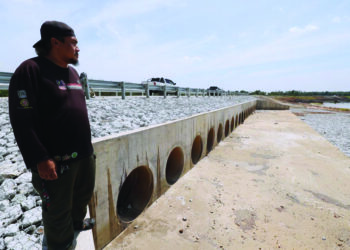 PENDUDUK berharap projek Projek Lembangan Sungai Bersepadu (PLSB) Sungai Golok, Rantau Panjang, Kelantan dapat disiapkan mengikut jadual. – UTUSAN/KAMARUL BISMI KAMARUZAMAN