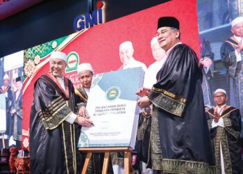 AHMAD Zahid Hamidi (kiri) menandatangani plak sebagai simbolik pelancaran buku terbitan PERMATA Al-Quran Malaysia, disaksikan Manolito Mohd. Dahlan dan Ahmad Solihin Yusoff (kanan). Mingguan/ MUHAMAD IQBAL ROSLI