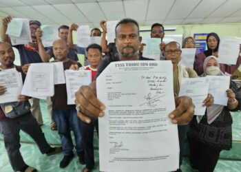 SEBAHAGIAN penduduk terjejas menunjukkan surat permohonan
tanah Hutan Simpan Kenasul di Felda Chemomoi, Bentong, Pahang.
– UTUSAN/SHAIKH AHMAD RAZI