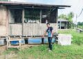 MUHAMMAD Aslam Mi Hamidi menunjukkan tong dipasang untuk mengapungkan rumahnya ketika banjir di Kampung Pagi, Ulu Tembeling, Jerantut, Pahang. – UTUSAN/HARIS FADILAH AHMAD