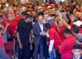 ANWAR Ibrahim bersalaman dengan para pemandu pengangkutan awam pada Majlis Pelancaran Pemberian Bantuan Khas Kewangan Pemandu Teksi, Kereta Sewa dan Bas Zon Tengah di Kementerian Pengangkutan, Putrajaya semalam.– UTUSAN/FAISOL MUSTAFA