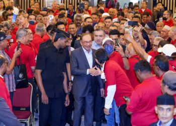 ANWAR Ibrahim bersalaman dengan para pemandu pengangkutan awam pada Majlis Pelancaran Pemberian Bantuan Khas Kewangan Pemandu Teksi, Kereta Sewa dan Bas Zon Tengah di Kementerian Pengangkutan, Putrajaya semalam.– UTUSAN/FAISOL MUSTAFA