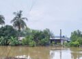 AIR sungai melimpah hingga ke rumah penduduk di Kampung
Bahagia, Teluk Intan, Perak semalam. - UTUSAN/AIN SAFRE BIDIN