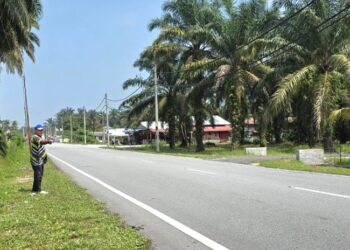 ABDUL Halim Md Jelani menunjukkan lokasi kerap kemalangan 
di Jalan Attaduri ke Teluk Intan, Perak. – UTUSAN/AIN SAFRE BIDIN