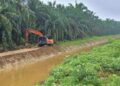 JENTERA berat digunakan bagi membersih anak sungai ketika tinjauan di Kampung Bahagia di Teluk Intan semalam. – UTUSAN/AIN SAFRE BIDIN