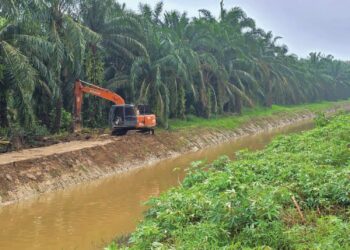 JENTERA berat digunakan bagi membersih anak sungai ketika tinjauan di Kampung Bahagia di Teluk Intan semalam. – UTUSAN/AIN SAFRE BIDIN