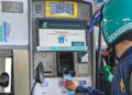 RAKYAT Malaysia memanfaatkan subsidi petrol RON95 pada harga RM1.99 seliter berbanding harga pasaran semasa menerusi inisiatif BUDI MADANI RON95 (BUDI95) ketika tinjauan pelaksanaan BUDI95 di sekitar stesen minyak pusat bandar. UTUSAN/SYAKIR RADIN