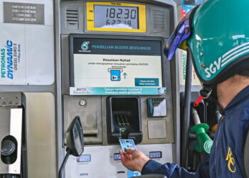 RAKYAT Malaysia memanfaatkan subsidi petrol RON95 pada harga RM1.99 seliter berbanding harga pasaran semasa menerusi inisiatif BUDI MADANI RON95 (BUDI95) ketika tinjauan pelaksanaan BUDI95 di sekitar stesen minyak pusat bandar. UTUSAN/SYAKIR RADIN