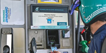 RAKYAT Malaysia memanfaatkan subsidi petrol RON95 pada harga RM1.99 seliter berbanding harga pasaran semasa menerusi inisiatif BUDI MADANI RON95 (BUDI95) ketika tinjauan pelaksanaan BUDI95 di sekitar stesen minyak pusat bandar. UTUSAN/SYAKIR RADIN