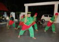 MOHAMAD Faridzul Zaid (depan) mengajar muridnya bersilat di gelanggang di Jabi, Besut, Terengganu. – UTUSAN / WAN ZURATIKAH IFFAH WAN ZULKIFLI
