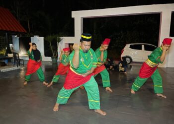 MOHAMAD Faridzul Zaid (depan) mengajar muridnya bersilat di gelanggang di Jabi, Besut, Terengganu. – UTUSAN / WAN ZURATIKAH IFFAH WAN ZULKIFLI