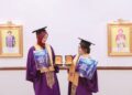 JULIA El Myra Johan (kiri) dan Cindy Lim Hui Ling menerima Anugerah Pelajaran Diraja pada Istiadat Konvokesyen Universiti Malaysia Terengganu (UMT) Ke-24 di Dewan Sultan Mizan, Gong Badak, Kuala Nerus, Terengganu. – UTUSAN/PUQTRA HAIRRY