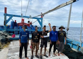 LIMA nelayan termasuk tekong warga Myanmar ditahan Maritim Malaysia selepas disyaki melanggar syarat sah lesen ketika menjalankan aktiviti perikanan pada kedudukan kira-kira 8.6 batu nautika barat daya Pulau Buluh dekat Lumut, Sabtu lalu.